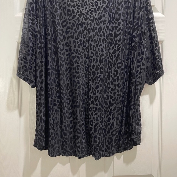Mittoshop black animal print top!  Size 1X women’s - Picture 4 of 4